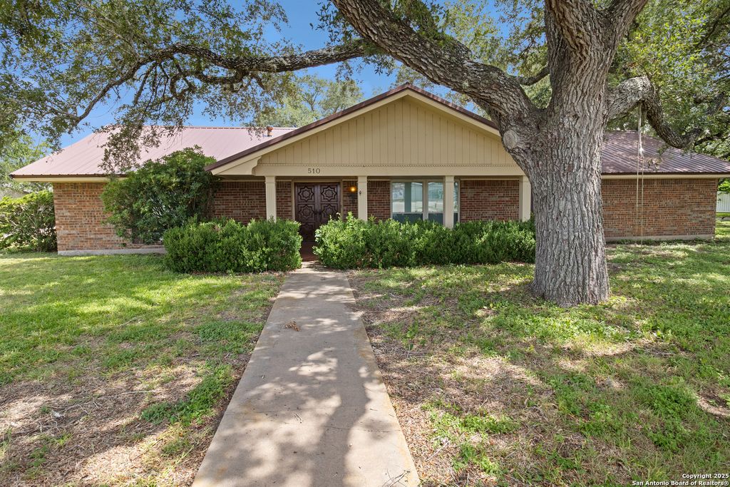510 E Inez, Beeville, TX 78102