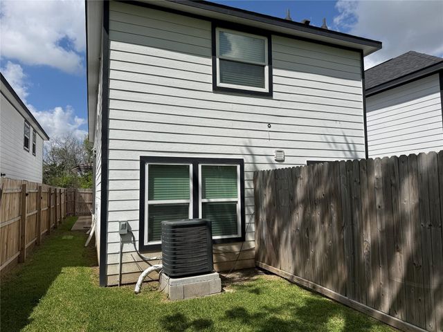 6610 Haight Street A, Houston, TX 77028