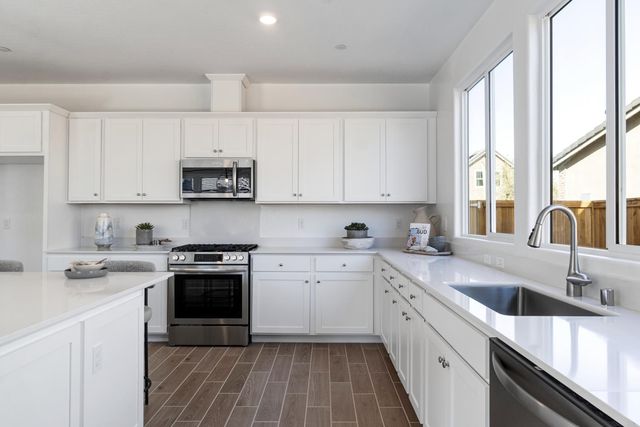 1046 Springtime Avenue, Clovis, CA 93619