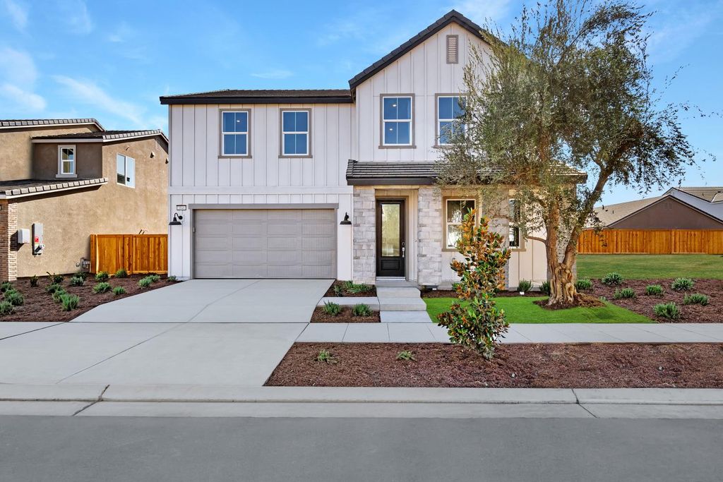 1046 Springtime Avenue, Clovis, CA 93619