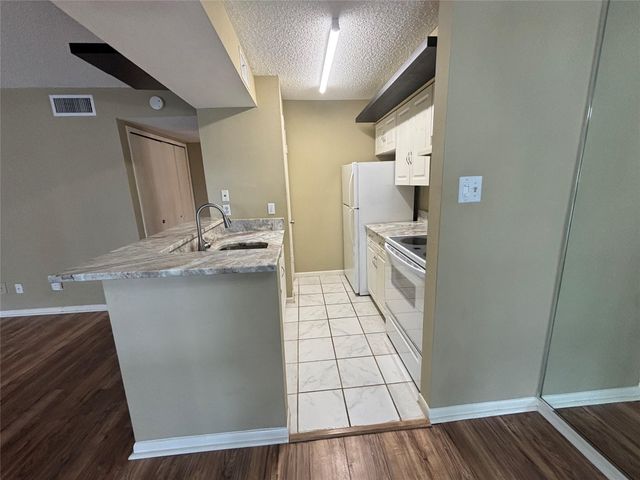 17331 Red Oak Drive 26, Houston, TX 77090