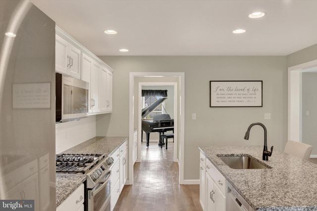 464 APPLE HOLLOW ROAD, Mechanicsburg, PA 17055