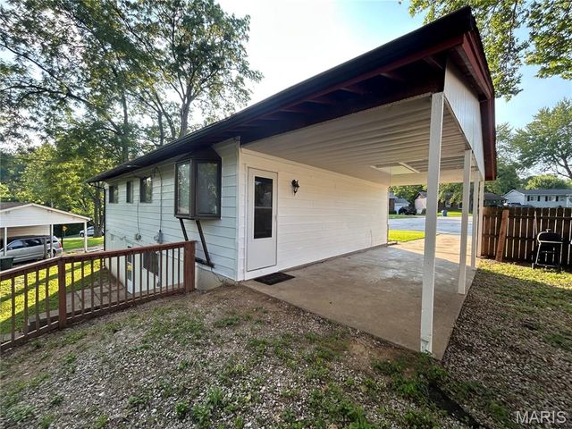 1574 Ville Angela Lane, Hazelwood, MO 63042