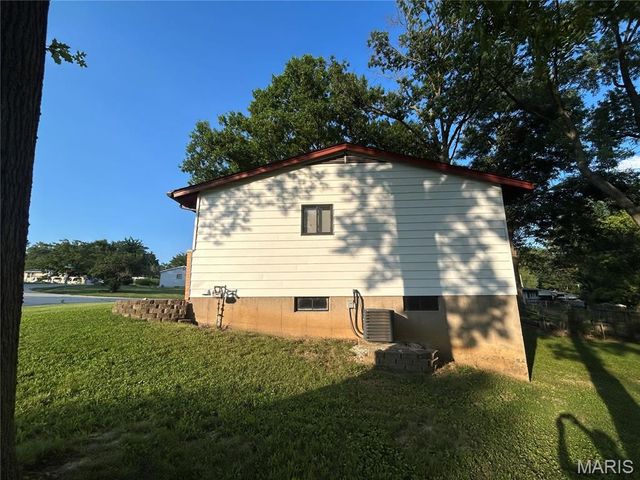 1574 Ville Angela Lane, Hazelwood, MO 63042