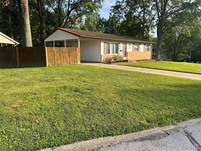 1574 Ville Angela Lane, Hazelwood, MO 63042