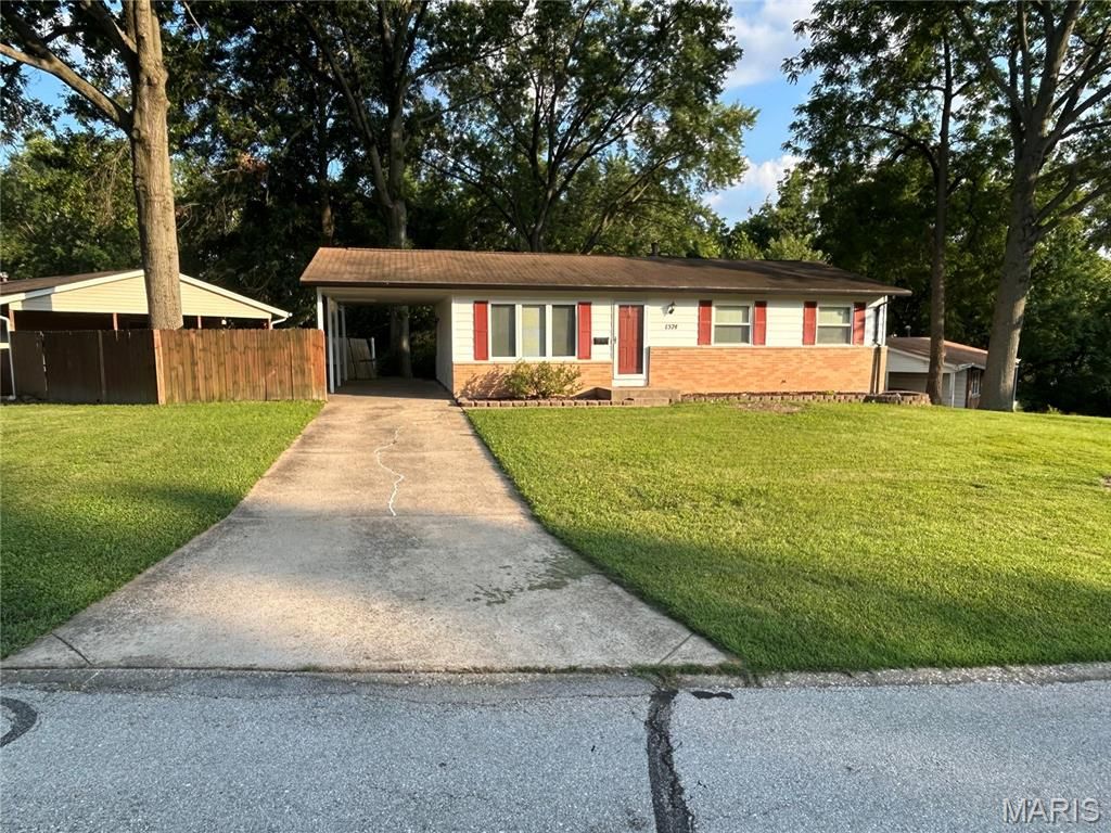 1574 Ville Angela Lane, Hazelwood, MO 63042