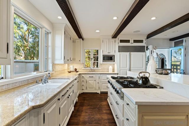 1205 Muirlands Dr, La Jolla, CA 92037