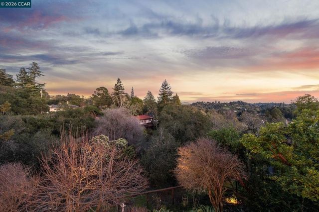 15 15 Los Dedos, Orinda, CA 94563