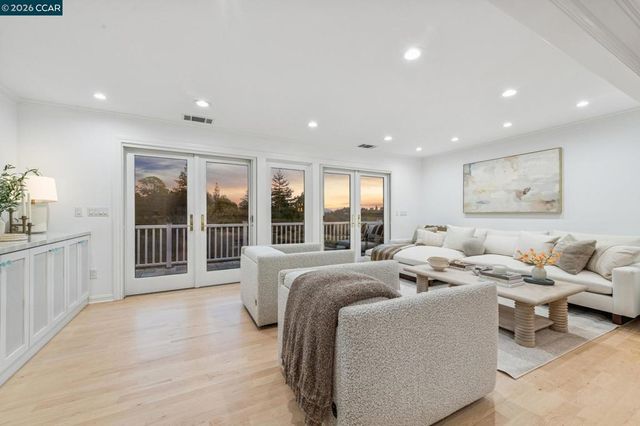 15 15 Los Dedos, Orinda, CA 94563