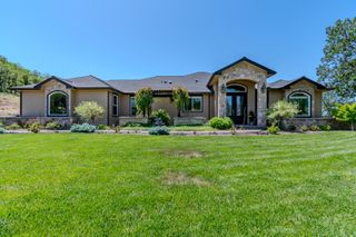 1886 S Obenchain Road, Eagle Point, OR 97524