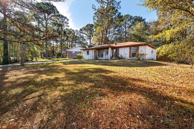 104 Ginger Dr., Hattiesburg, MS 39402