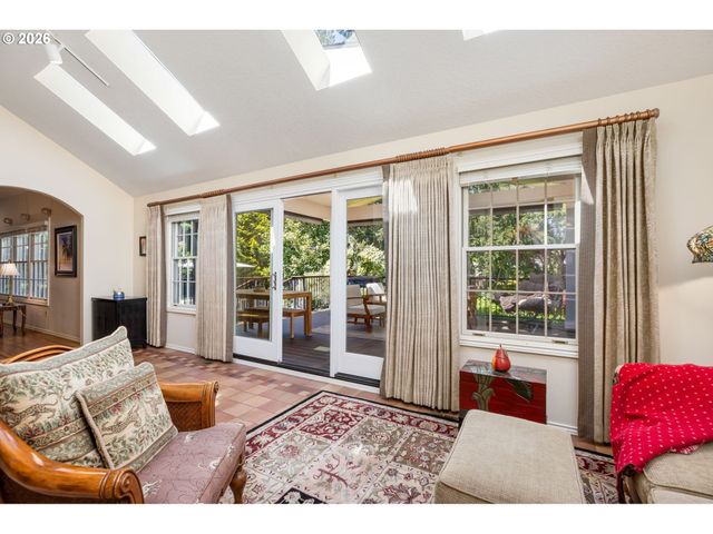 3855 RIVERS EDGE Dr, Lake Oswego, OR 97034