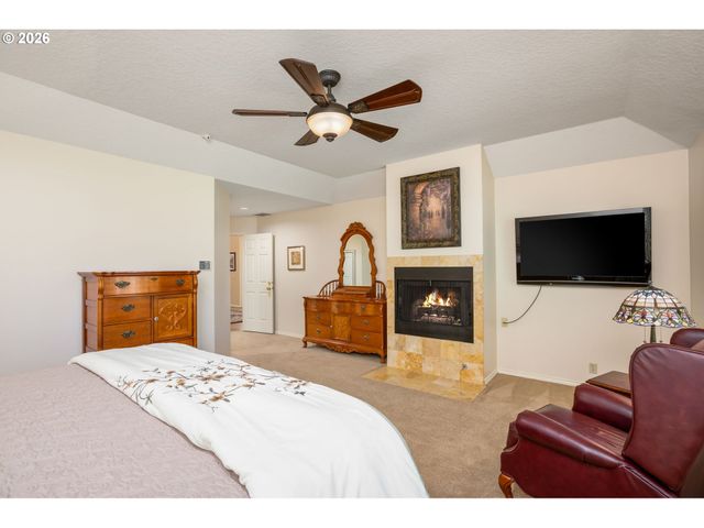 3855 RIVERS EDGE Dr, Lake Oswego, OR 97034