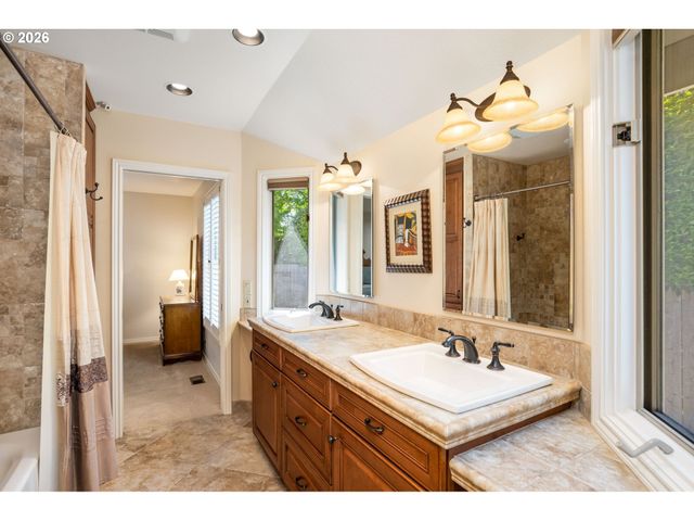 3855 RIVERS EDGE Dr, Lake Oswego, OR 97034
