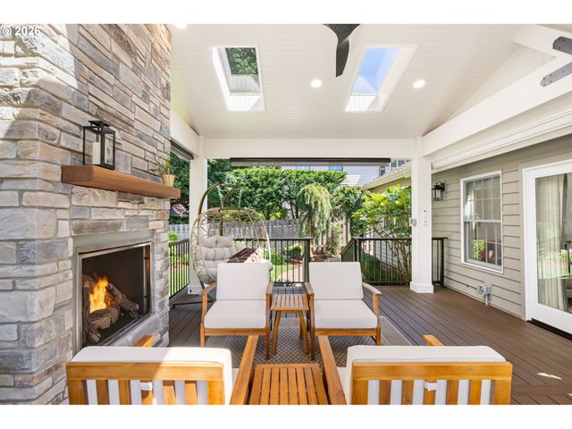 3855 RIVERS EDGE Dr, Lake Oswego, OR 97034