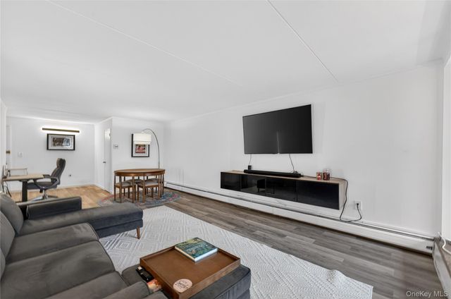 100 Clinton Avenue 3C, Mineola, NY 11501
