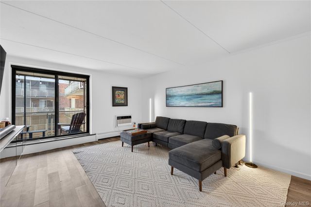 100 Clinton Avenue 3C, Mineola, NY 11501