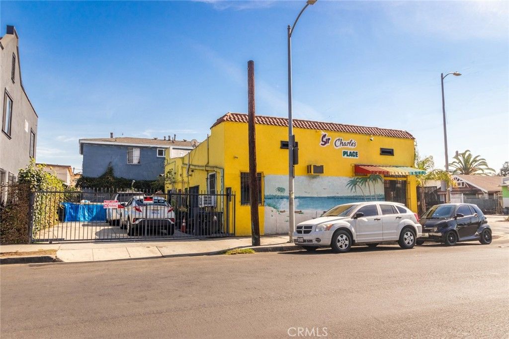 Image 3 of property listing at 1425 W Jefferson, Los Angeles, CA 90007