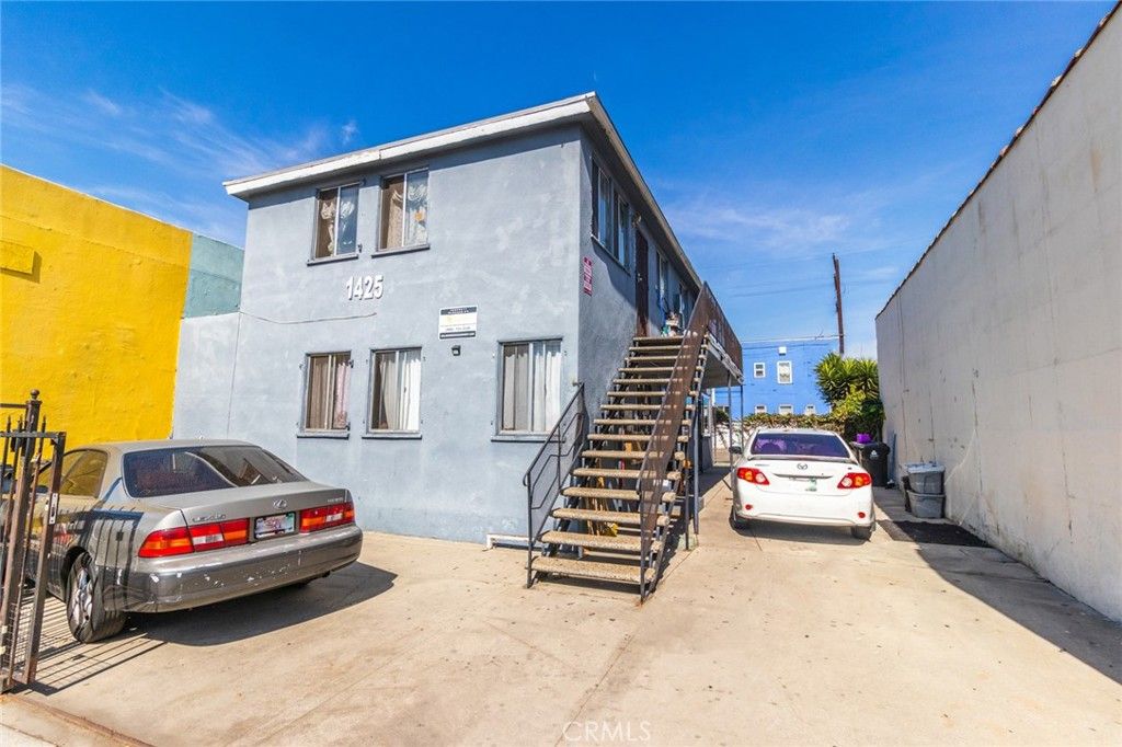 Image 4 of property listing at 1425 W Jefferson, Los Angeles, CA 90007