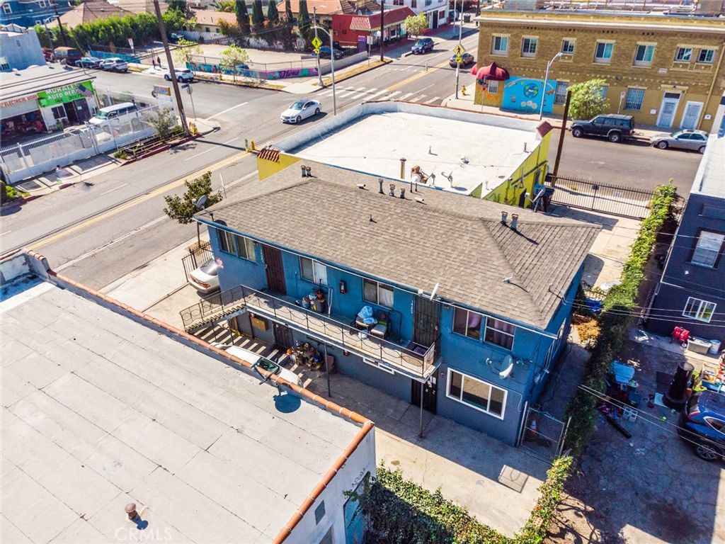 Image 5 of property listing at 1425 W Jefferson, Los Angeles, CA 90007