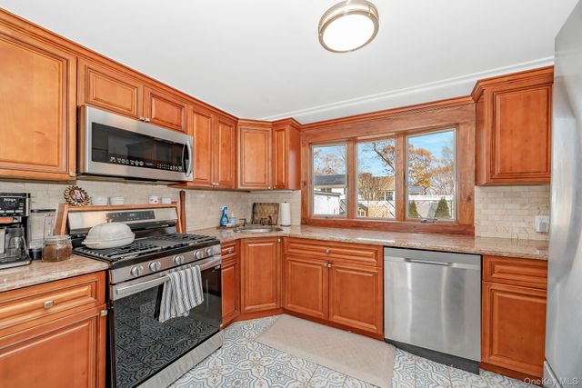 456 48th Street, Lindenhurst, NY 11757