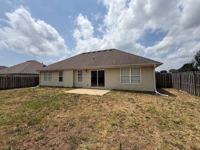 1705 N Valor, Siloam Springs, AR 72761