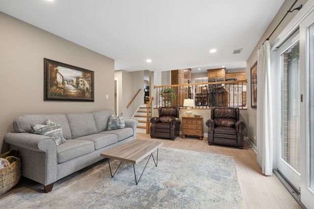 449 Farnham Lane, Wheaton, IL 60189