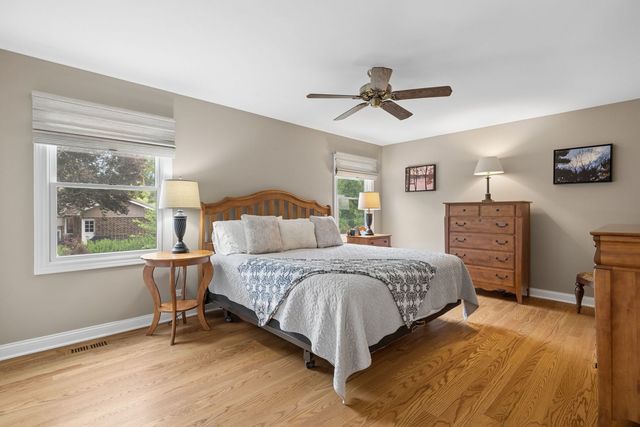 449 Farnham Lane, Wheaton, IL 60189