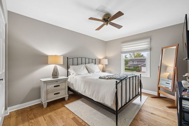449 Farnham Lane, Wheaton, IL 60189