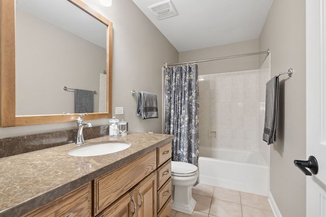 449 Farnham Lane, Wheaton, IL 60189