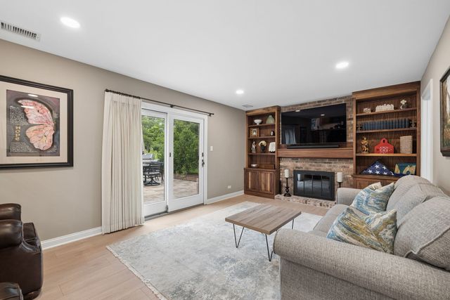 449 Farnham Lane, Wheaton, IL 60189