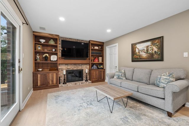 449 Farnham Lane, Wheaton, IL 60189