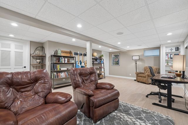 449 Farnham Lane, Wheaton, IL 60189