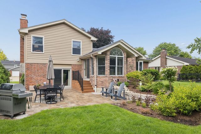 449 Farnham Lane, Wheaton, IL 60189