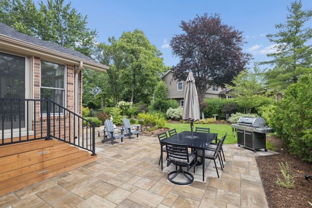 449 Farnham Lane, Wheaton, IL 60189