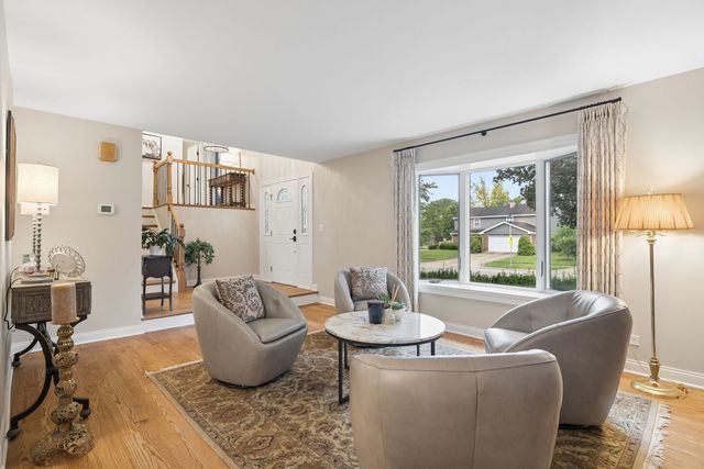 449 Farnham Lane, Wheaton, IL 60189