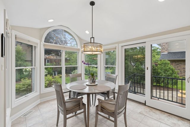 449 Farnham Lane, Wheaton, IL 60189