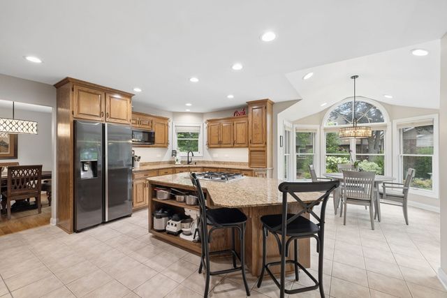 449 Farnham Lane, Wheaton, IL 60189