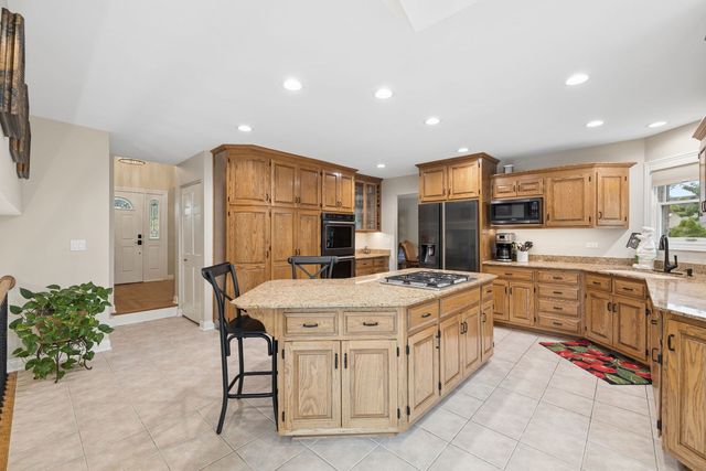 449 Farnham Lane, Wheaton, IL 60189