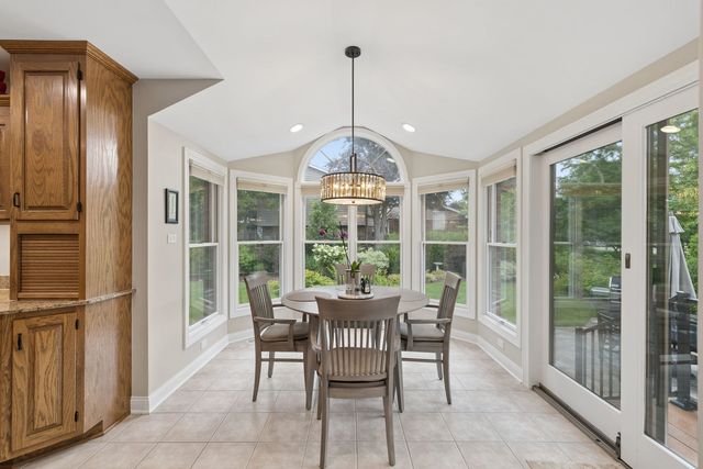 449 Farnham Lane, Wheaton, IL 60189