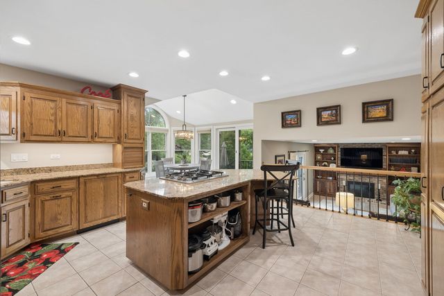 449 Farnham Lane, Wheaton, IL 60189