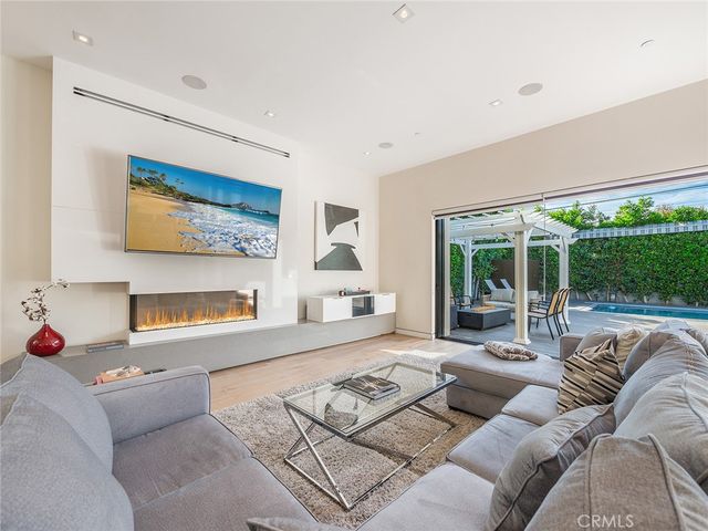 619 S Orange, Los Angeles, CA 90036