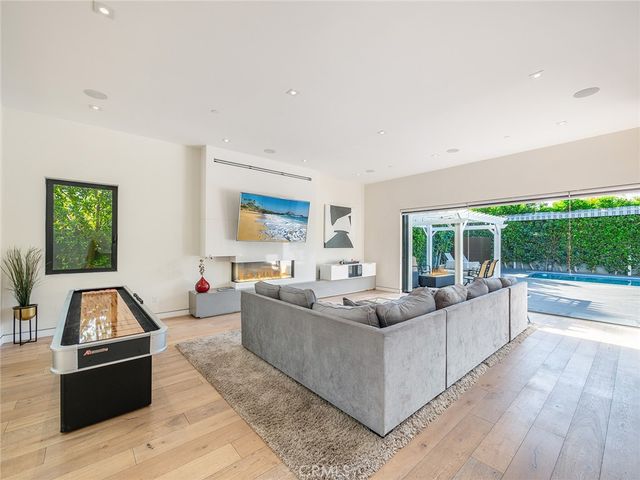 619 S Orange, Los Angeles, CA 90036