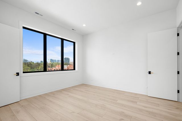 1331 W Taylor Street 4, Chicago, IL 60607