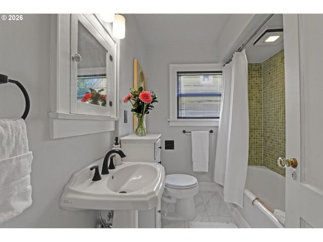 1106 Ne 33RD Ave, Portland, OR 97232