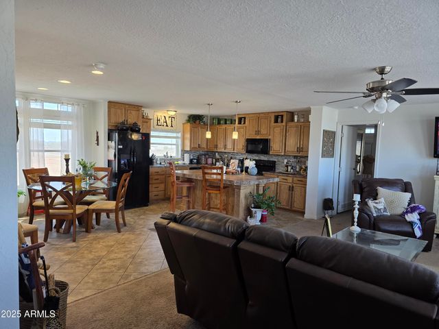 4143 W SUNSET Drive W, New River, AZ 85087