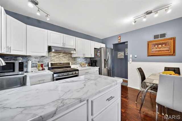 16 Tamma Lane, Hazelwood, MO 63042
