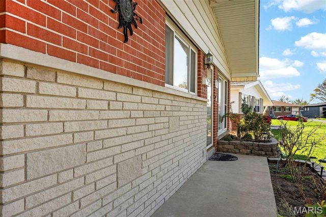 16 Tamma Lane, Hazelwood, MO 63042