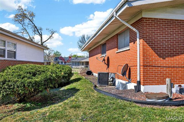16 Tamma Lane, Hazelwood, MO 63042