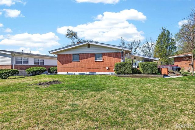 16 Tamma Lane, Hazelwood, MO 63042